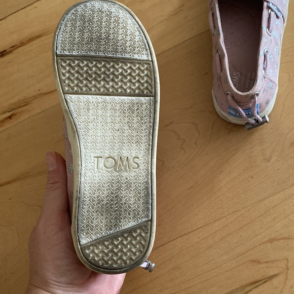 TOMS slip on shoes size Y1 - Picture 3 of 4